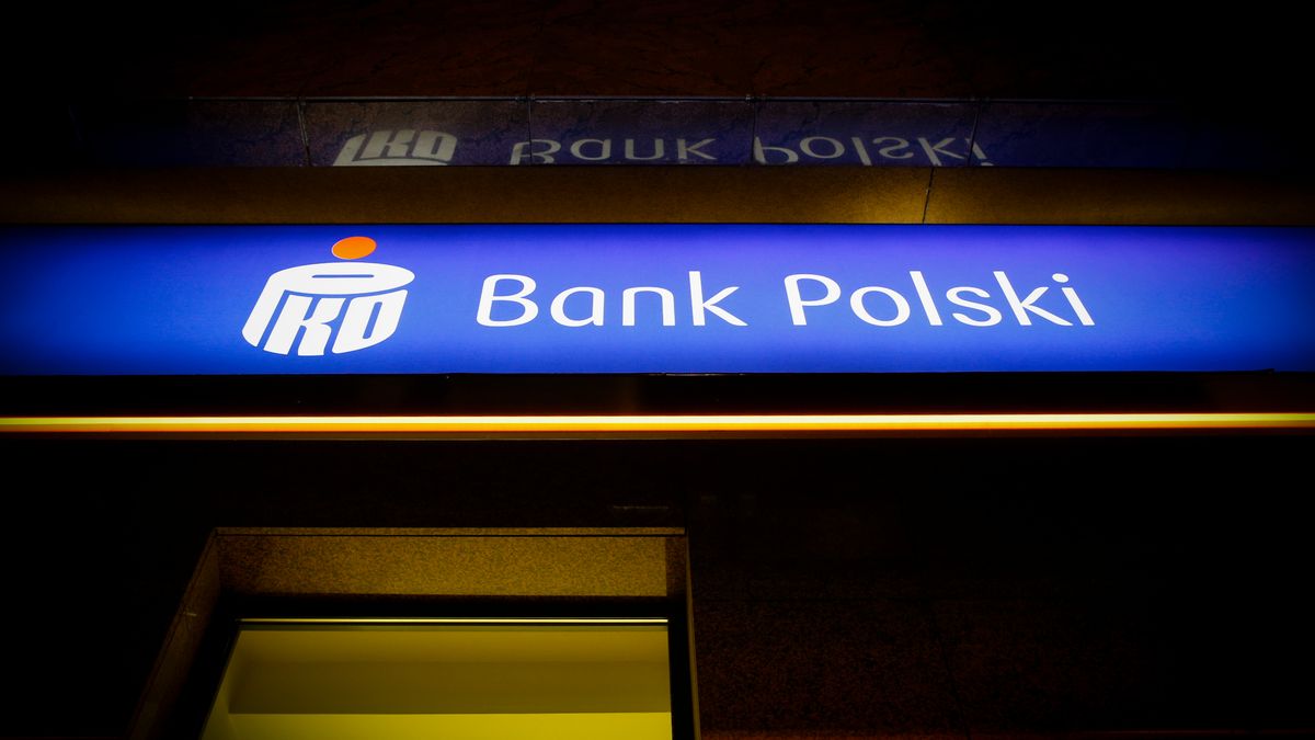 PKO Bank Polski inwestuje w dotykowe ekrany dla kolejnych placówek, fot. Getty Images