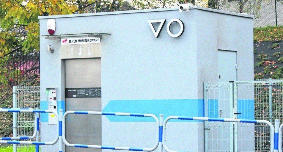 Nietypowa akcja strażaków. Pospieszyli z pomocą do  uwięzionego w toalecie miejskiej w Wolbromiu