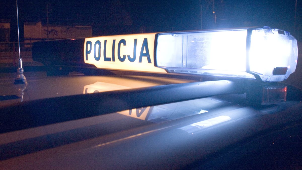 Mężczyzna był tak pijany, że zasnął za kierownicą