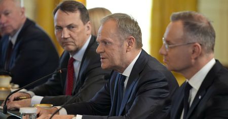 Kulisy wojny o ambasadorów. Duda przestrzega rząd, Tusk idzie na ostro. "Cios za cios"