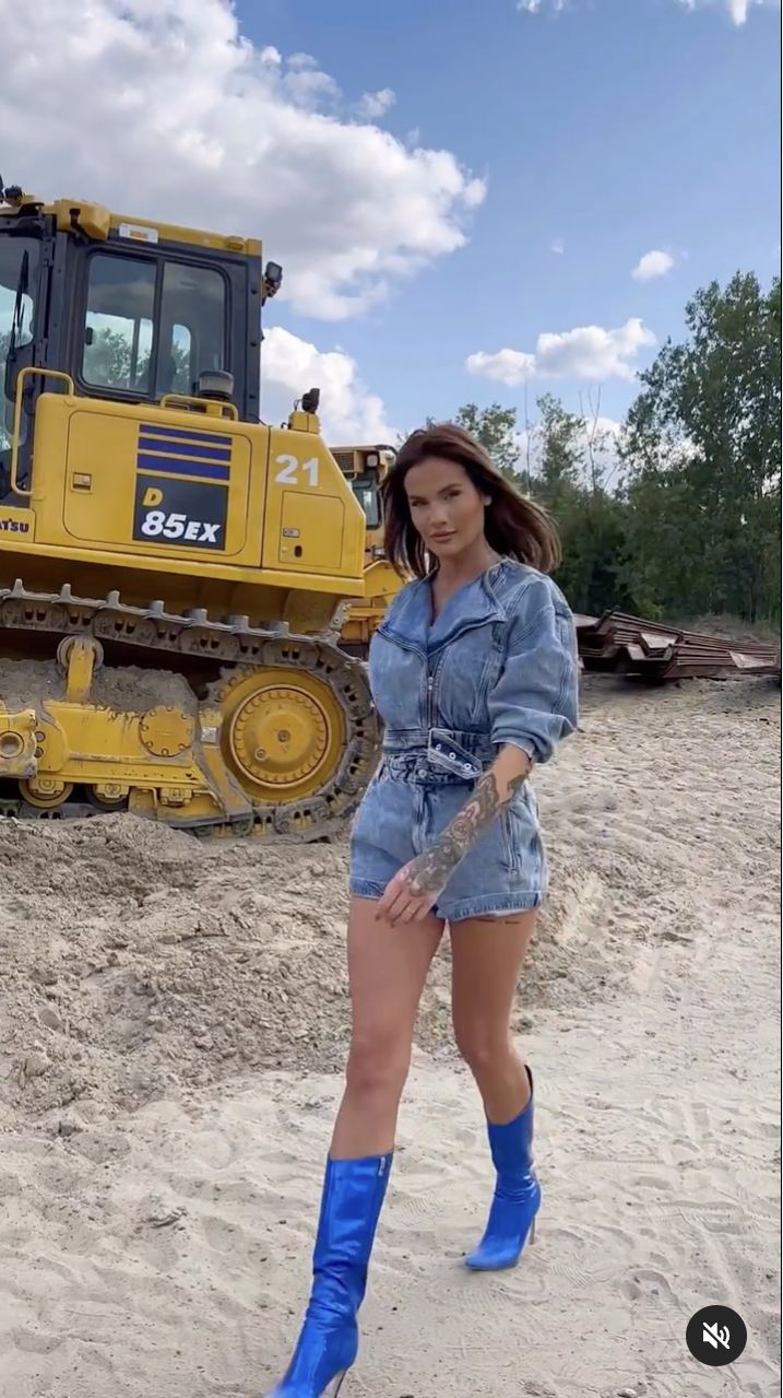 Karolina Gilon w jeansowej kurtce