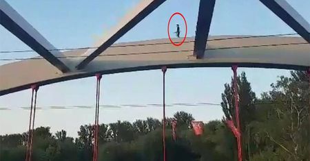 Nieodpowiedzialne zachowanie nastolatków. Chodzili po moście 700-lecia Lublina (wideo)