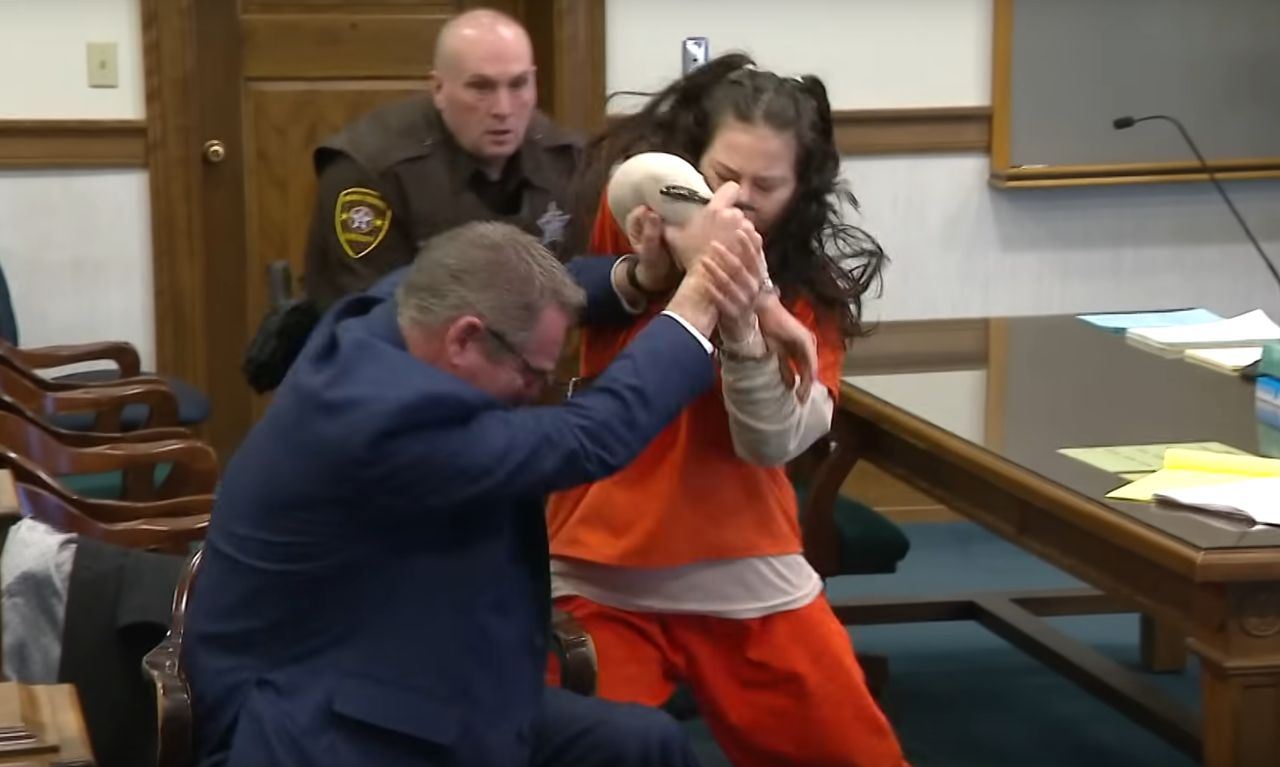 Atak oskarżonej o brutalne zabójstwo. Rzuciła się w sądzie na obrońcę