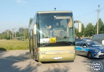 Kierowca autokaru miał zawieźć dzieci na wycieczkę. Badanie wykazało alkohol