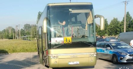Kierowca autokaru miał zawieźć dzieci na wycieczkę. Badanie wykazało alkohol