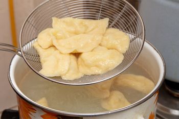Tyle czasu trzeba gotować pierogi. Kiedy się zagapisz, wszystkie się rozkleją