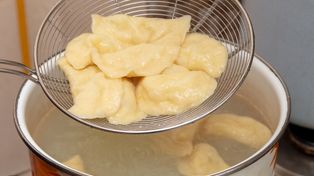 Tyle czasu trzeba gotować pierogi. Kiedy się zagapisz, wszystkie się rozkleją