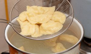 Tyle czasu trzeba gotować pierogi. Kiedy się zagapisz, wszystkie się rozkleją