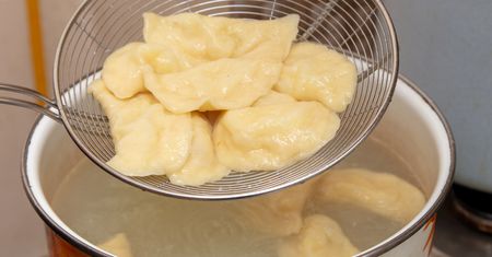 Tyle czasu trzeba gotować pierogi. Kiedy się zagapisz, wszystkie się rozkleją