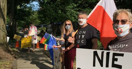 Andrzej Duda w Waszyngtonie. Protest Polaków. Rozdają tęczowe ulotki przed rezydencją ambasadora