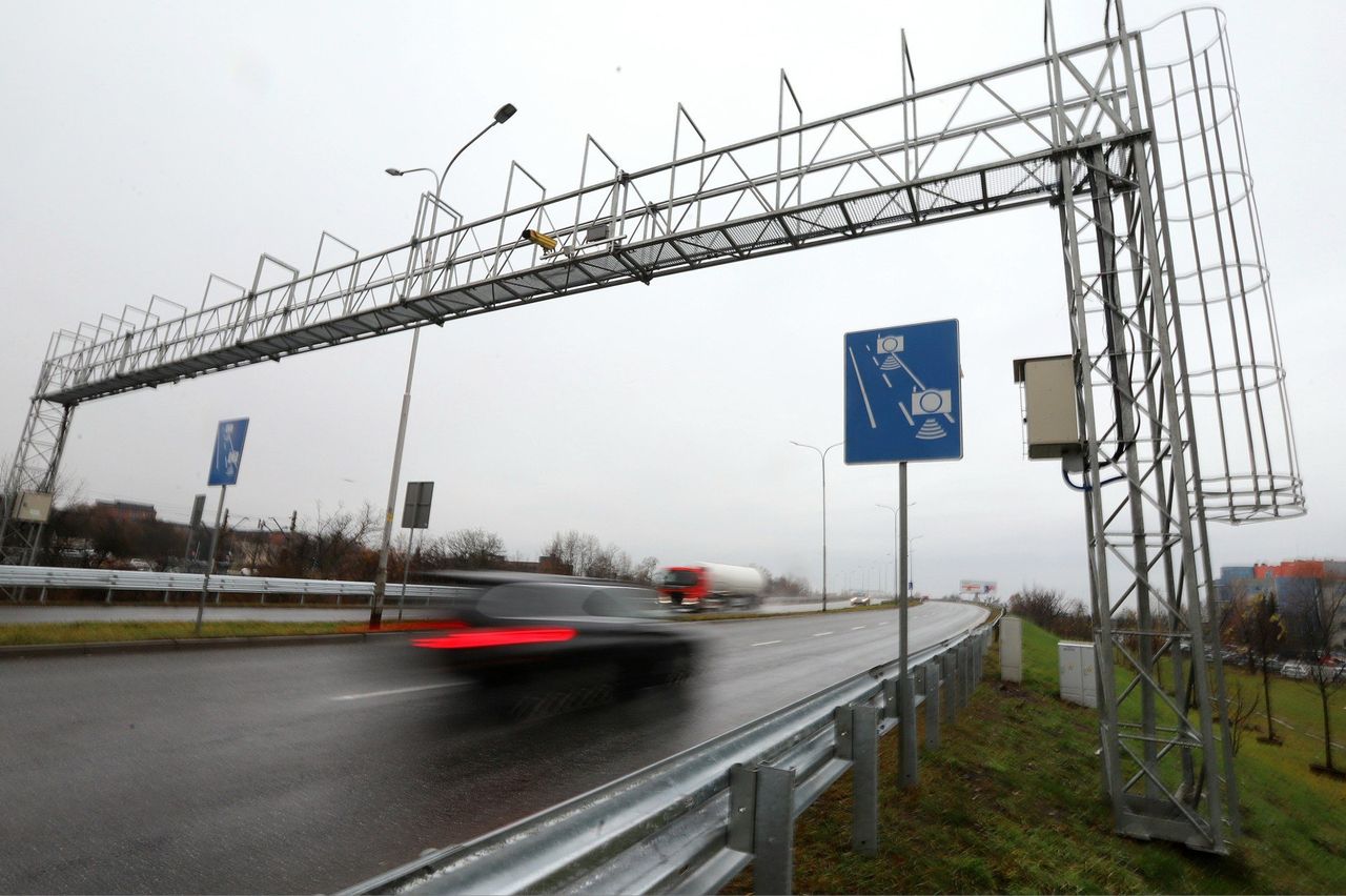 Nowe odcinkowe pomiary prędkości w województwie śląskim. Żółte kamery monitorować będą obie autostrady. Znamy miejsca, w których staną