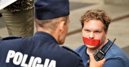 "Misiaczku, będzie okej". Siostrzeniec Morawieckiego mówi o zachowaniu policjantów