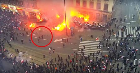 Marsz Niepodległości. Policja agresywna? MSWiA publikuje zapis z monitoringu