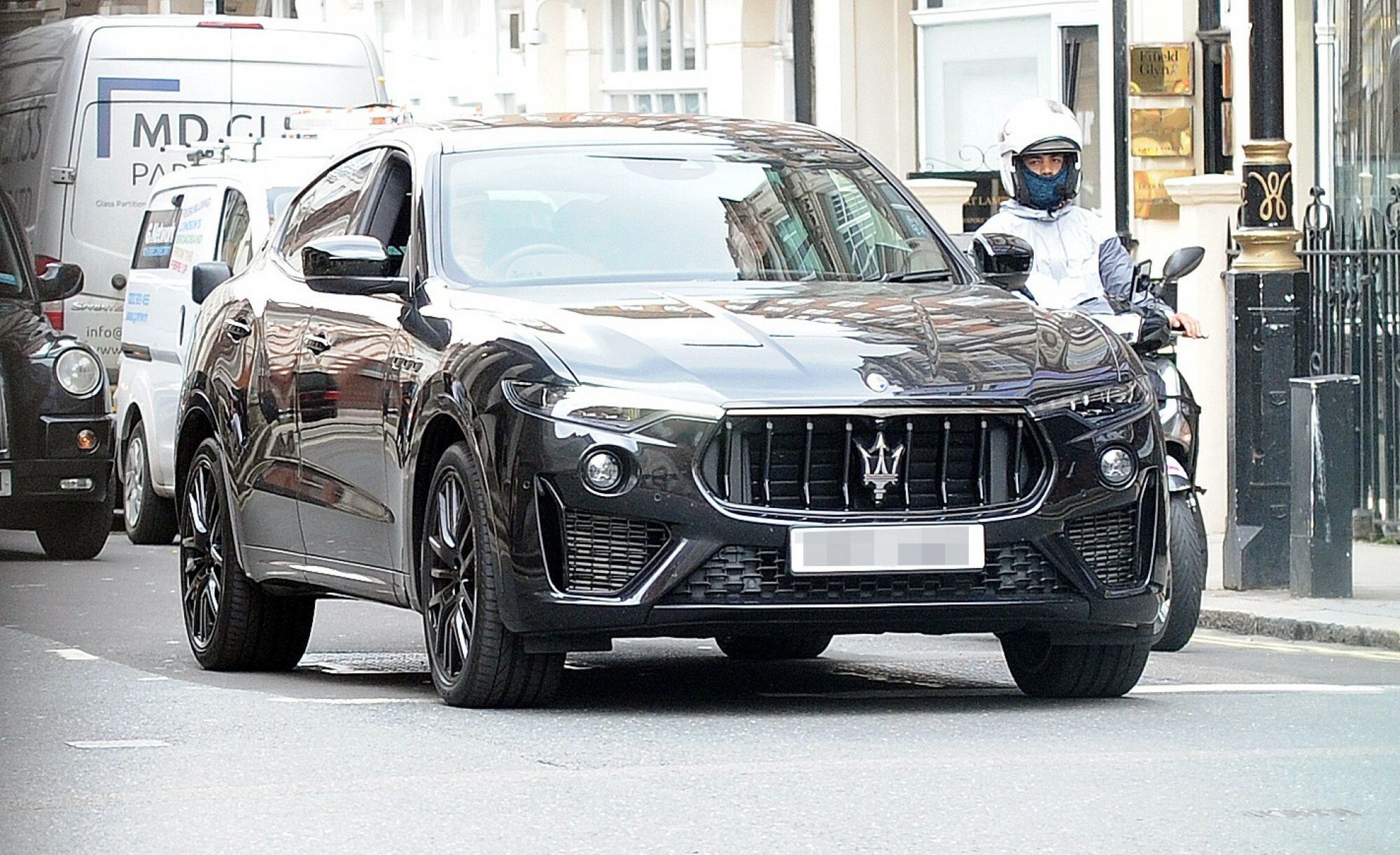 Romeo Beckham mknie przez Londyn w Maserati za pół miliona