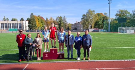 Sportowe emocje na stadionie w Ostrowcu! Młodzi lekkoatleci z całego regionu walczyli o mistrzostwo województwa