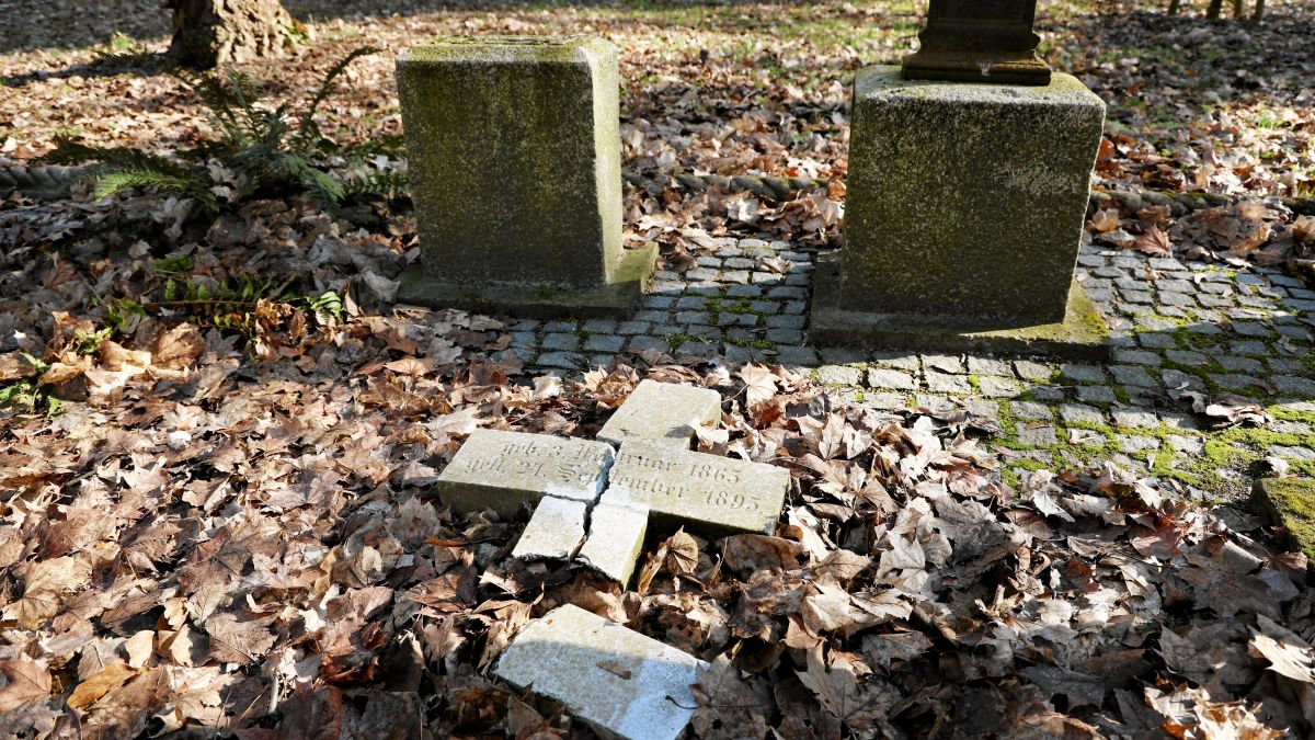 Ktoś zniszczylł kilka nagrobkow ustawionych w lapidarium