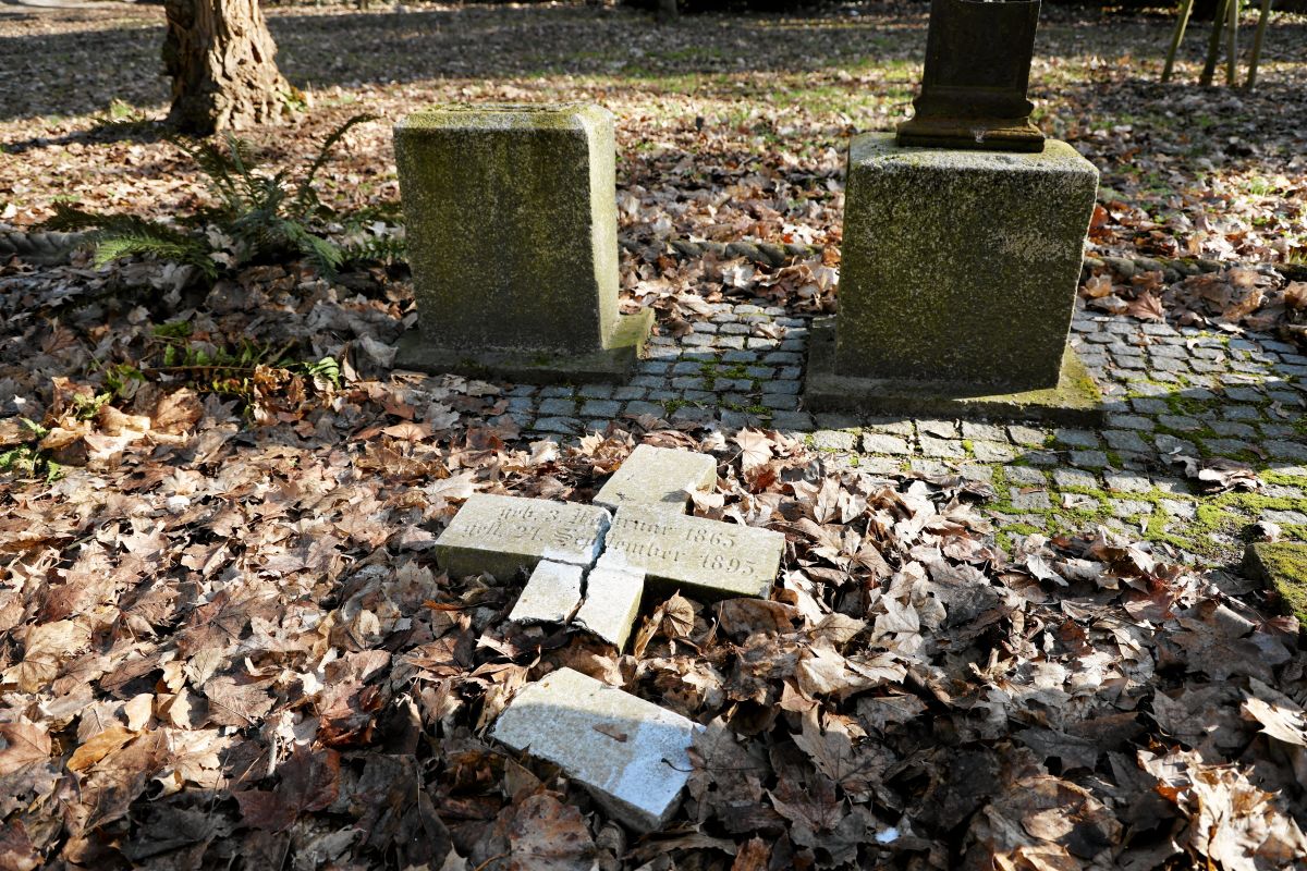 "Czysty wandalizm". Ktoś zniszczył nagrobki w szczecińskim lapidarium