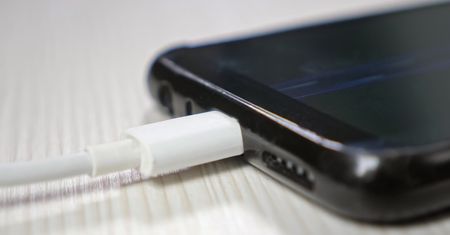 Ładujesz telefon w nocy? Sprawdź, dlaczego lepiej tego nie robić