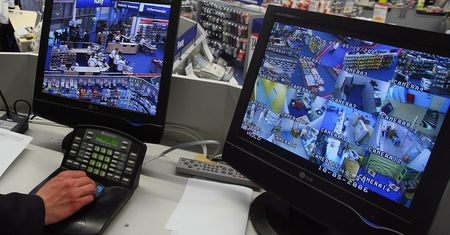 Warszawa. Ochroniarz okradł spalony market. Usłyszał zarzuty