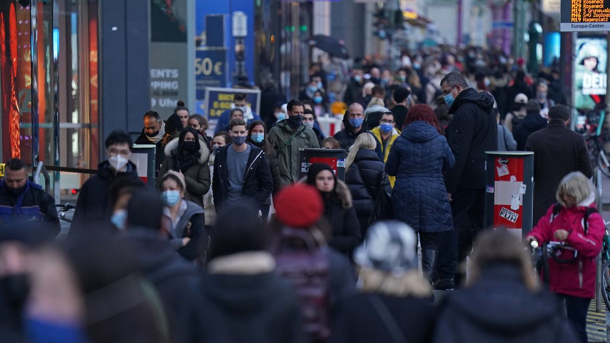 BERLIN, GERMANY - DECEMBER 15: Shoppers crowd Tauentzienstrasse on the last day before most shops are to close under a hard lockdown before Christmas during the second wave of the coronavirus pandemic on December 15, 2020 in Berlin, Germany. Effective tomorrow all in-person retailers that do not fill day to day needs will need to close until January 10 as part of a hard lockdown the German government is imposing in an effort to bring down record high daily Covid-19 infection and death rates. Exceptions to the closures include grocery stores, pharmacies, drug stores, auto repair shops, bicycle repair shops, banks, post office, pet food stores and newspaper kiosks. (Photo by Sean Gallup/Getty Images)
