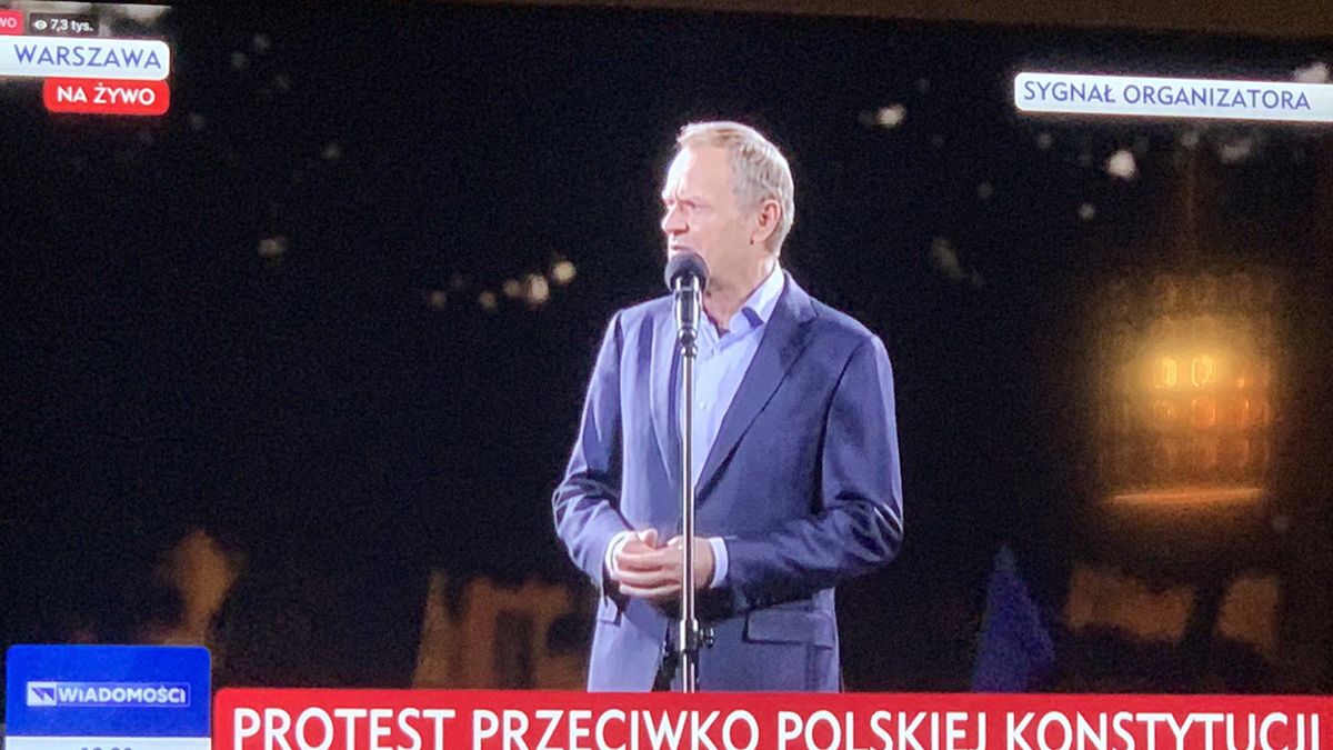 Donald Tusk przemawiał na pl. Zamkowym. Jego słowa TVP Info okrasiło kontrowersyjnym komentarzem