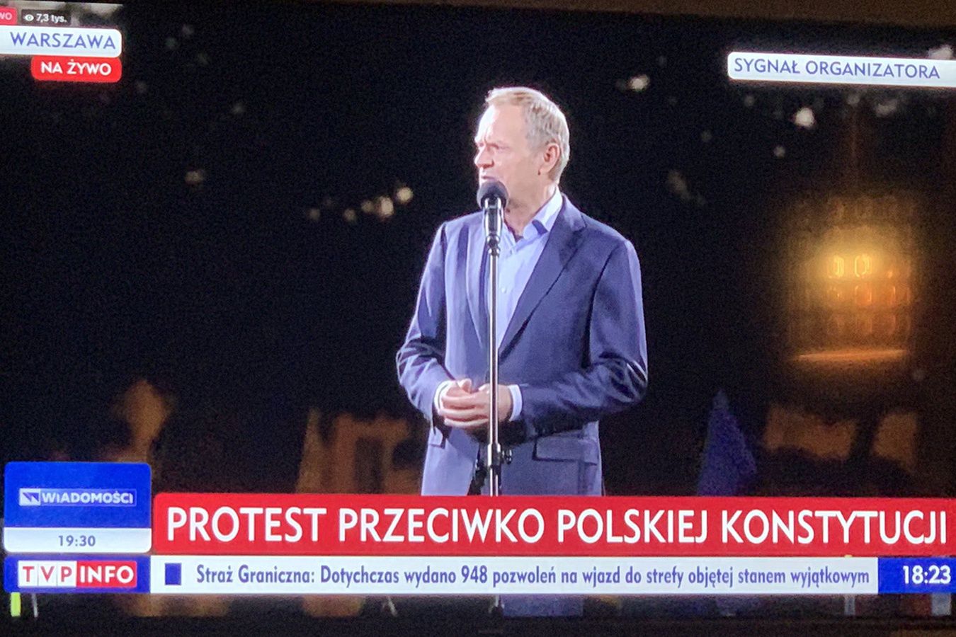 Donald Tusk przemawiał na pl. Zamkowym. Jego słowa TVP Info okrasiło kontrowersyjnym komentarzem