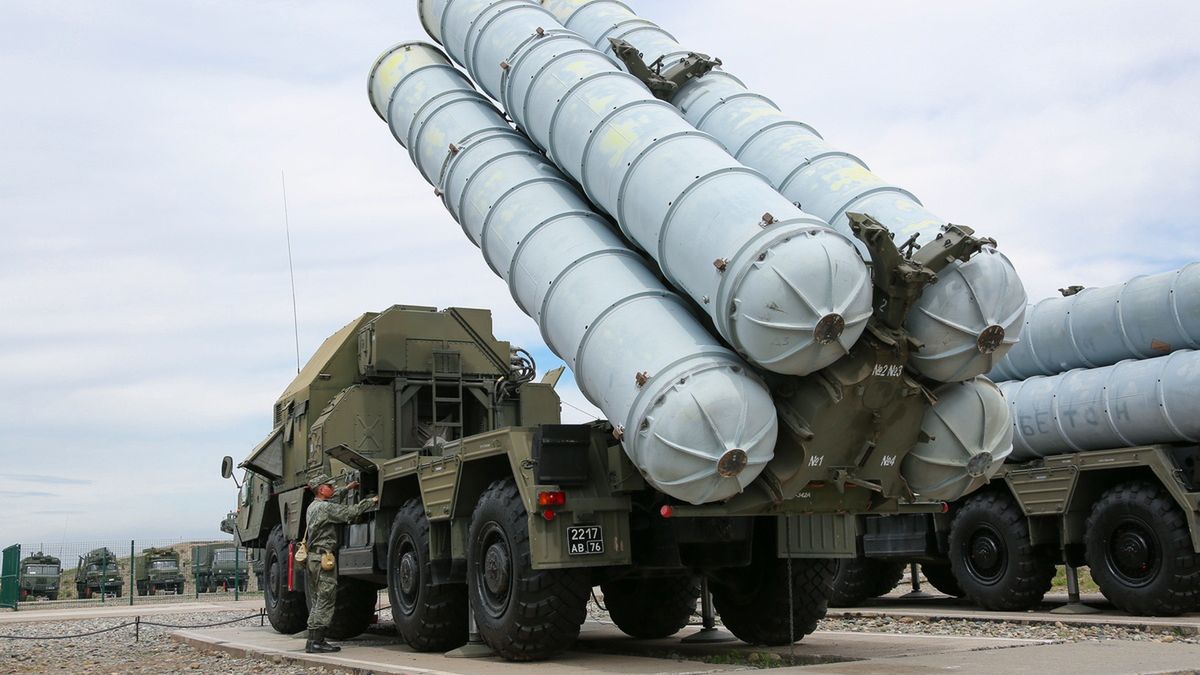 System przeciwlotniczy S-300PS podczas ćwiczeń 24. Brygady Rakiet Przeciwlotniczych w Naro-Fomińsku.