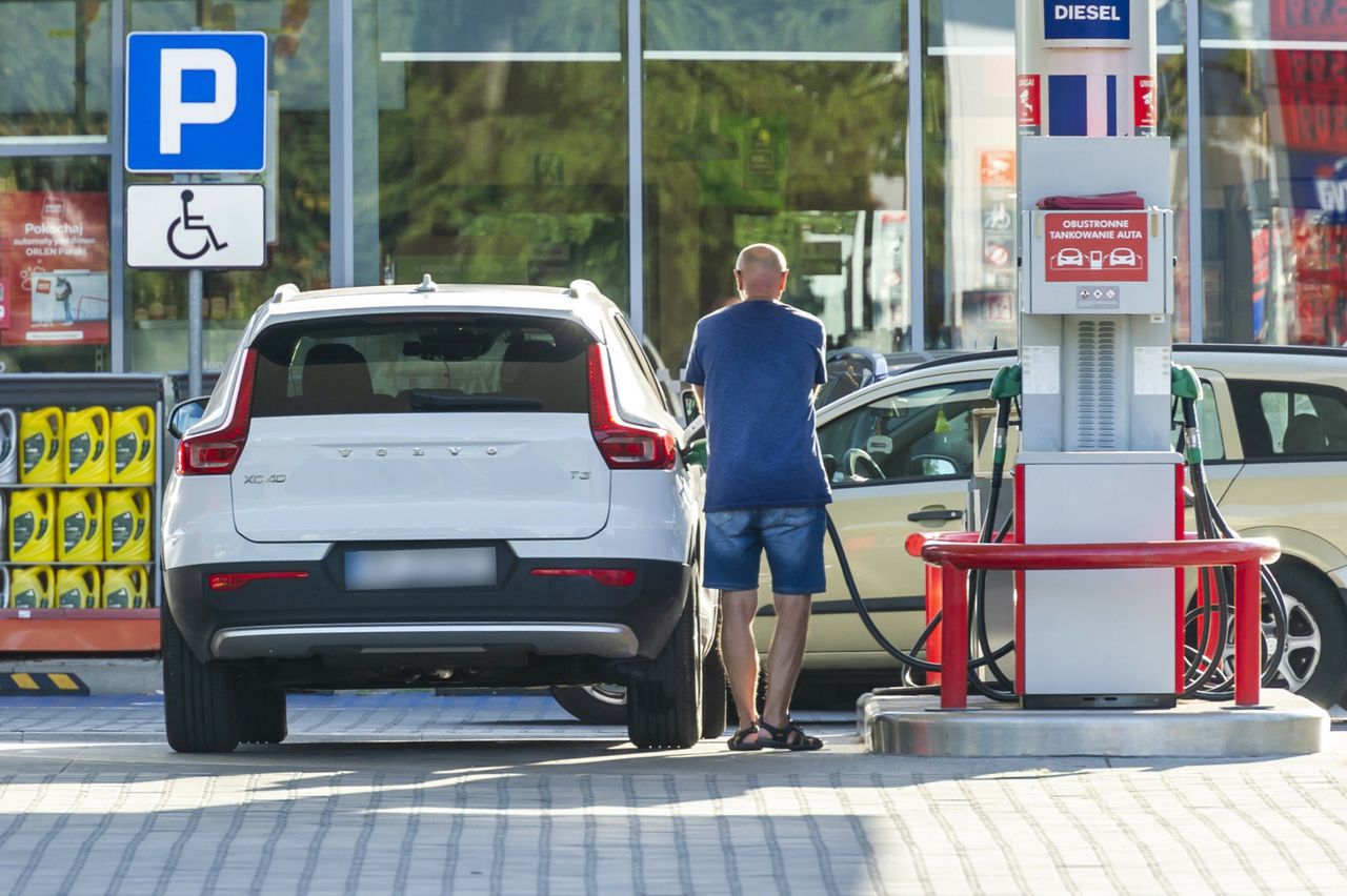 Wkrótce koniec obniżek cen paliw? Latem mogą otrzeć się o psychologiczną barierę