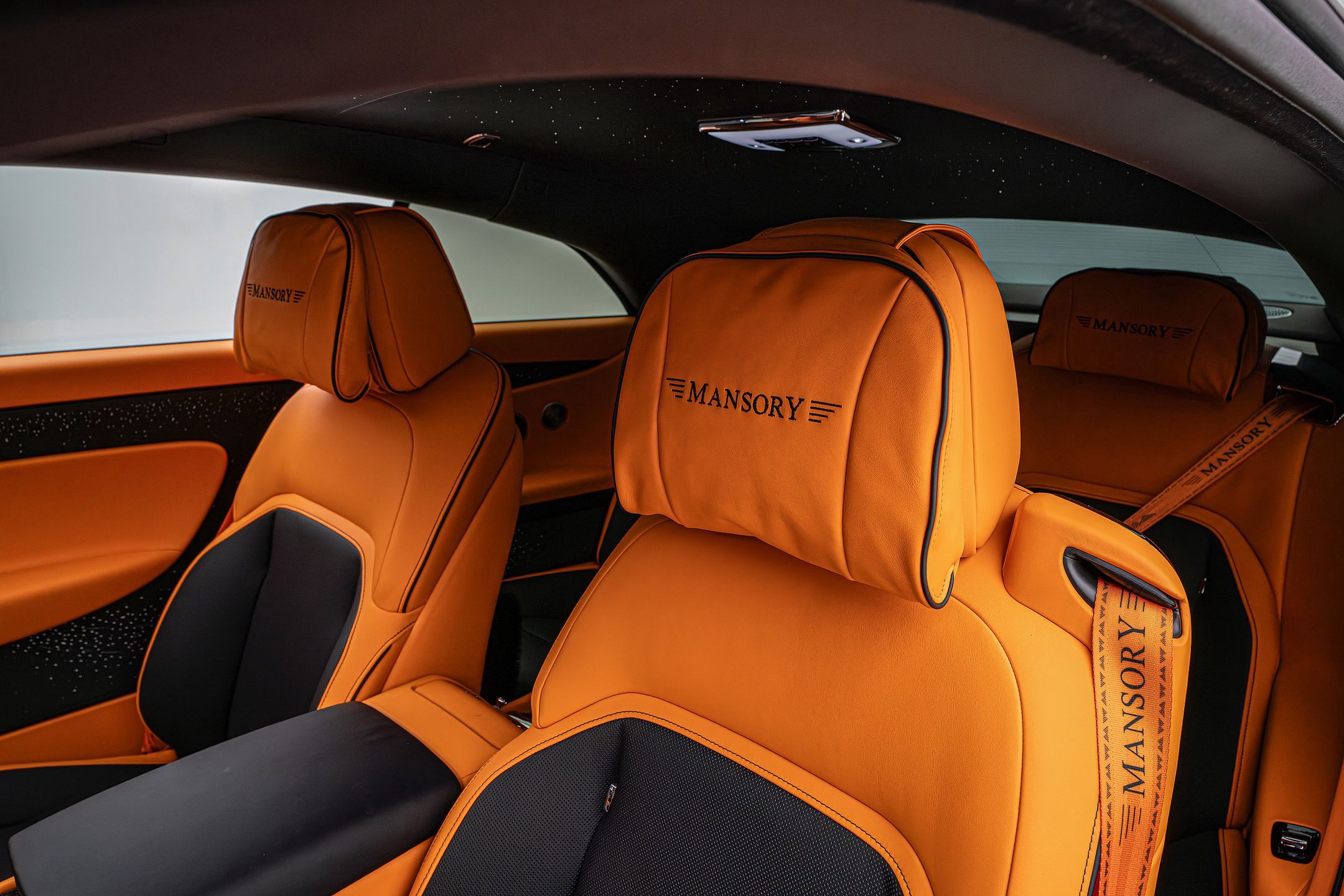 Wnętrze Rolls-Royce'a Spectre od Mansory wypełnione jest włóknem węglowym