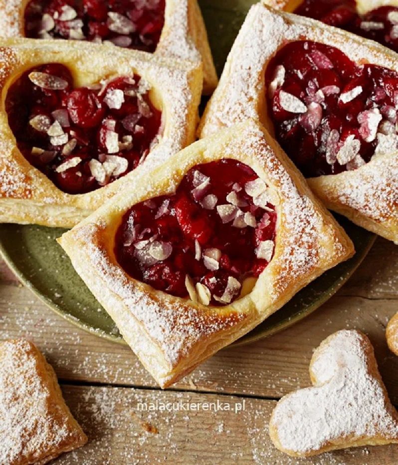 Ciastka z ciasta francuskiego z serem i wiśniami
