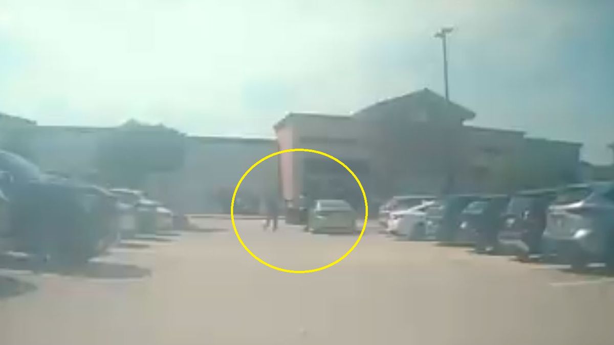 Kamera samochodowa uchwyciła moment, w którym napastnik wysiadł z auta, a potem otworzył ogień