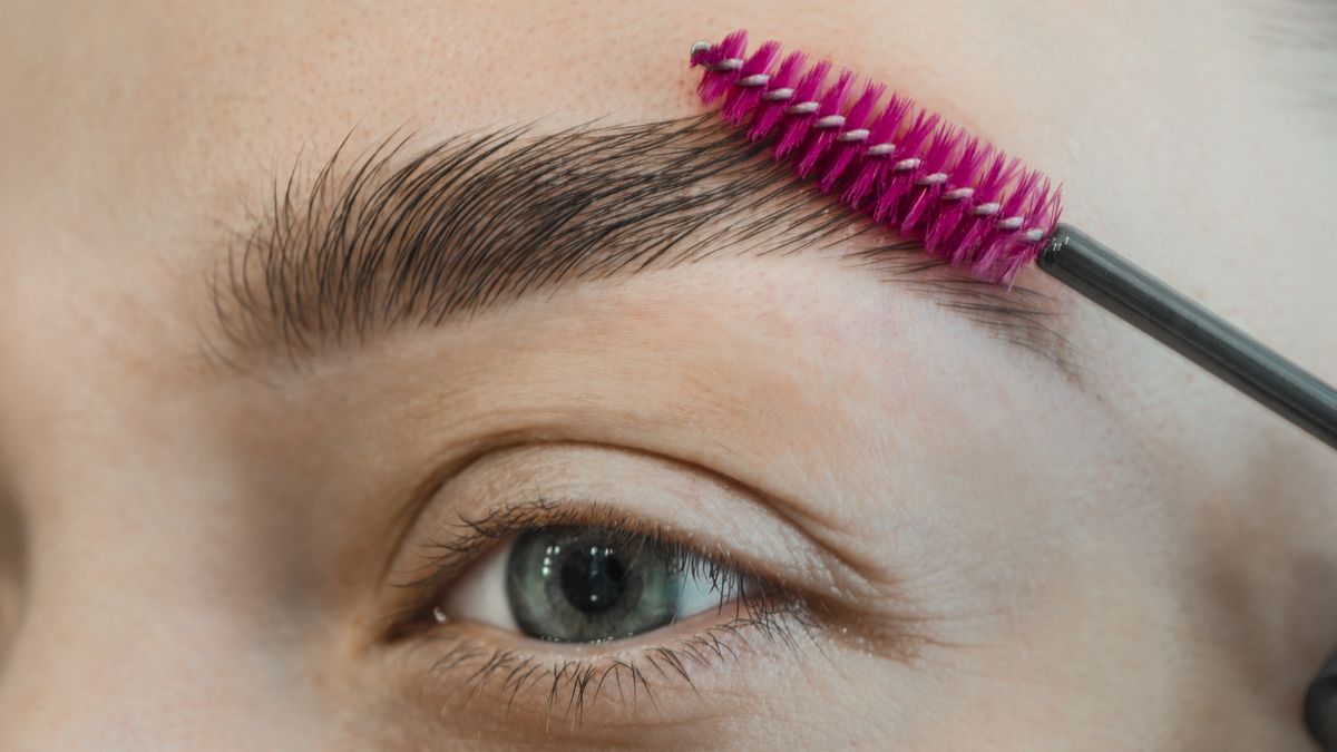 Jak zapuścić gęste brwi? 