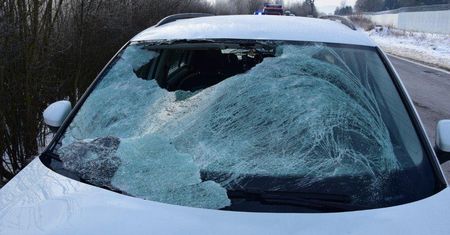 Bryła lodu przebiła przednią szybę volkswagena. 12-letni chłopiec został ranny