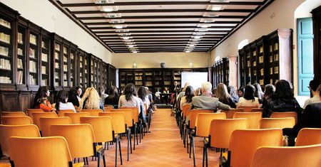 Stereotypy stoją na drodze do kariery kobiet. Ekspertka: musimy też zmienić siebie
