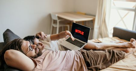 Najlepsze hiszpańskie seriale na Netflix: Odkryj największe hity z Hiszpanii!