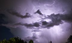 Burze nad Polską. Na ulicach zrobiło się biało. Wiatr łamał drzewa