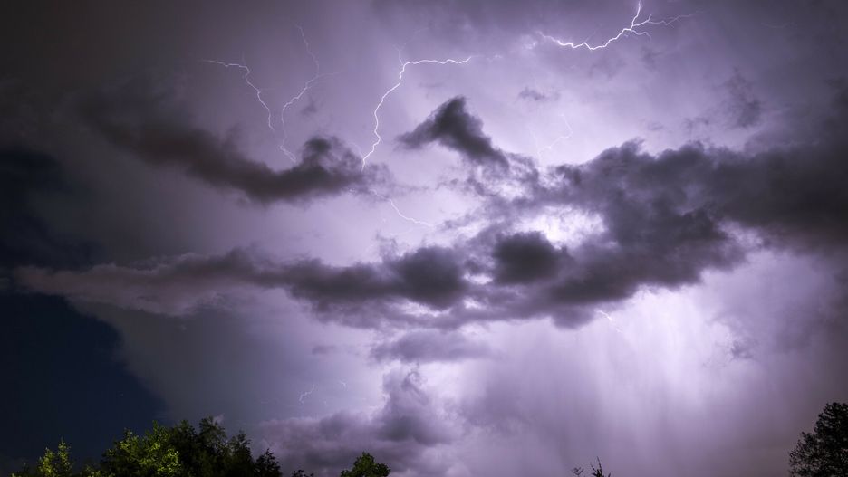 Burze nad Polską. Na ulicach zrobiło się biało. Wiatr łamał drzewa