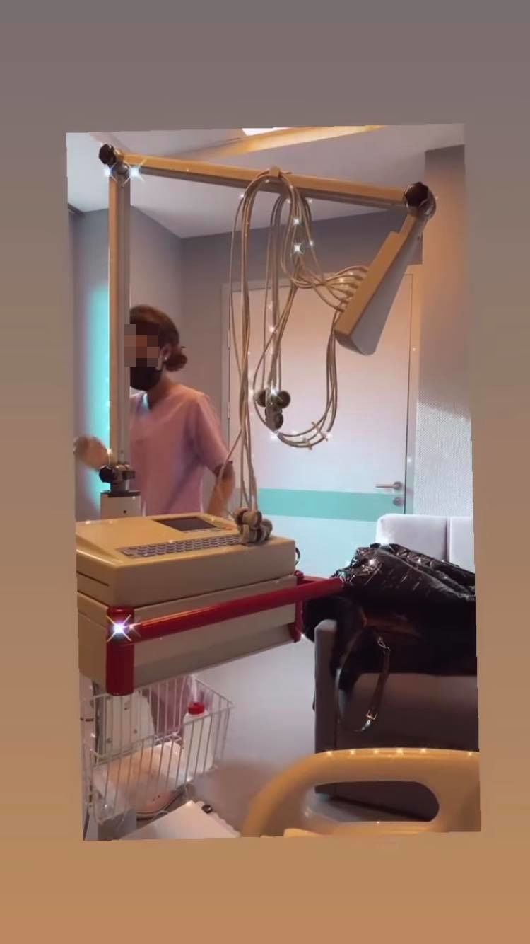 Laluna Unique  z "Królowych Życia" chwali się odsysaniem tłuszczu w tureckiej klinice