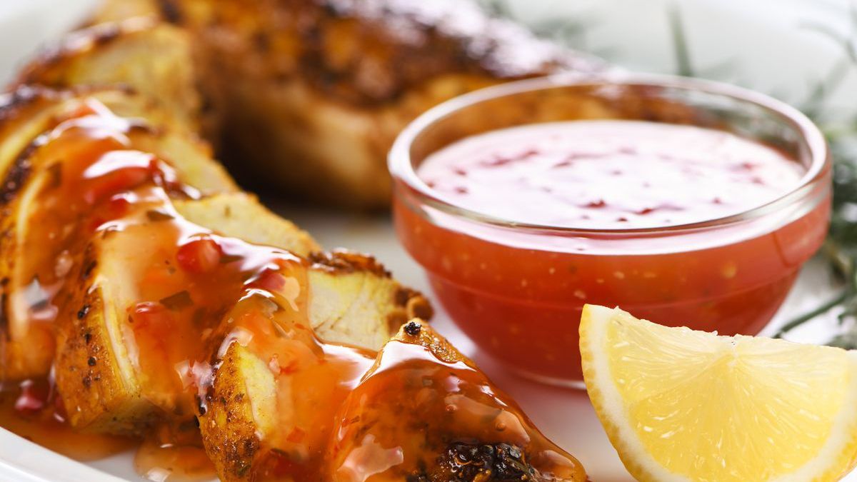 Sos słodko-kwaśny idealnie pasuje do kurczaka lub sajgonek