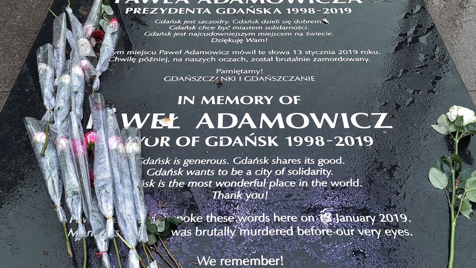 Gdańsk. Tablica upamiętniająca miejsce ataku na prezydenta Pawła Adamowicza