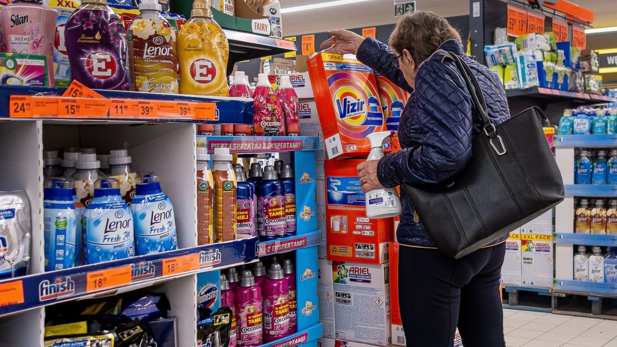 Reporter archiwum 2023 10
20.10.2023 Piecki, woj. warminsko-mazurskie Zakupy w sklepie sieci "Biedronka" N/z Dzial z chemia gospodarczafot. Eryk Stawinski/REPORTER
Eryk Stawinski/REPORTER