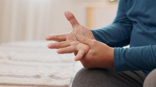 Pierwsze oznaki Parkinsona, które łatwo przeoczyć. Lekarz wyjaśnia