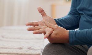 Pierwsze oznaki Parkinsona, które łatwo przeoczyć. Lekarz wyjaśnia