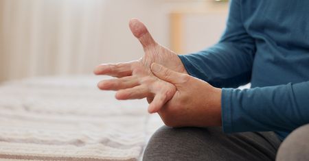 Pierwsze oznaki Parkinsona, które łatwo przeoczyć. Lekarz wyjaśnia