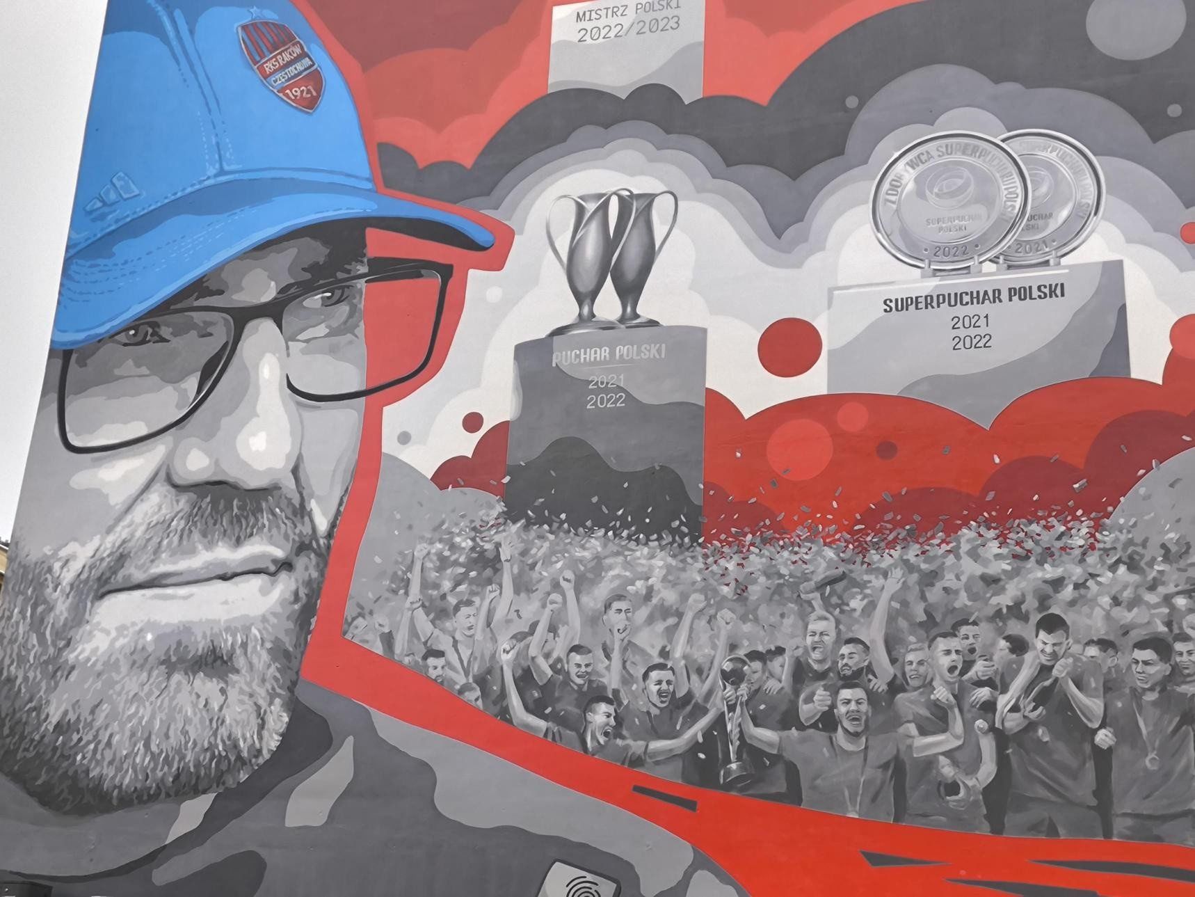 27.11.2025 r. Uszkodzony mural trenera Rakowa Częstochowa Marka Papszuna po deklaracji o chęci pracy w Legii Warszawa.