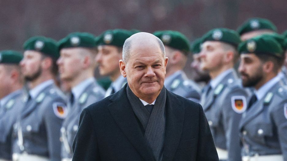 German Chancellor Olaf Scholz inspects a military honor prior to a welcome ceremony for Prime Minister of Thailand Srettha Thavisin (not pictured) at the German Chancellery in Berlin, Germany, 13 March 2024. EPA/FILIP SINGER Dostawca: PAP/EPA.
