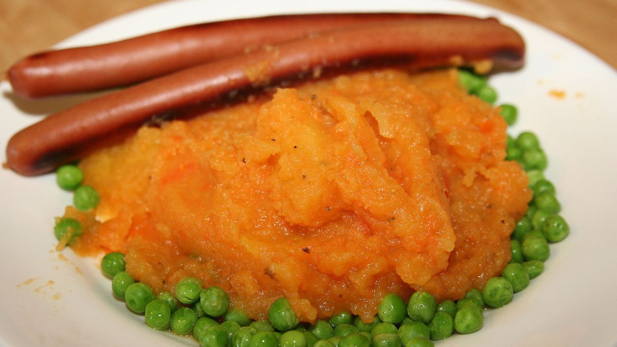 Rotmos, czyli purée z brukwi podane z kiełbasą