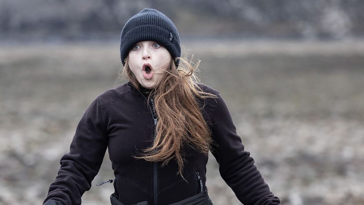 Ludzie są zaskoczeni widokiem erupcji wulkanu.