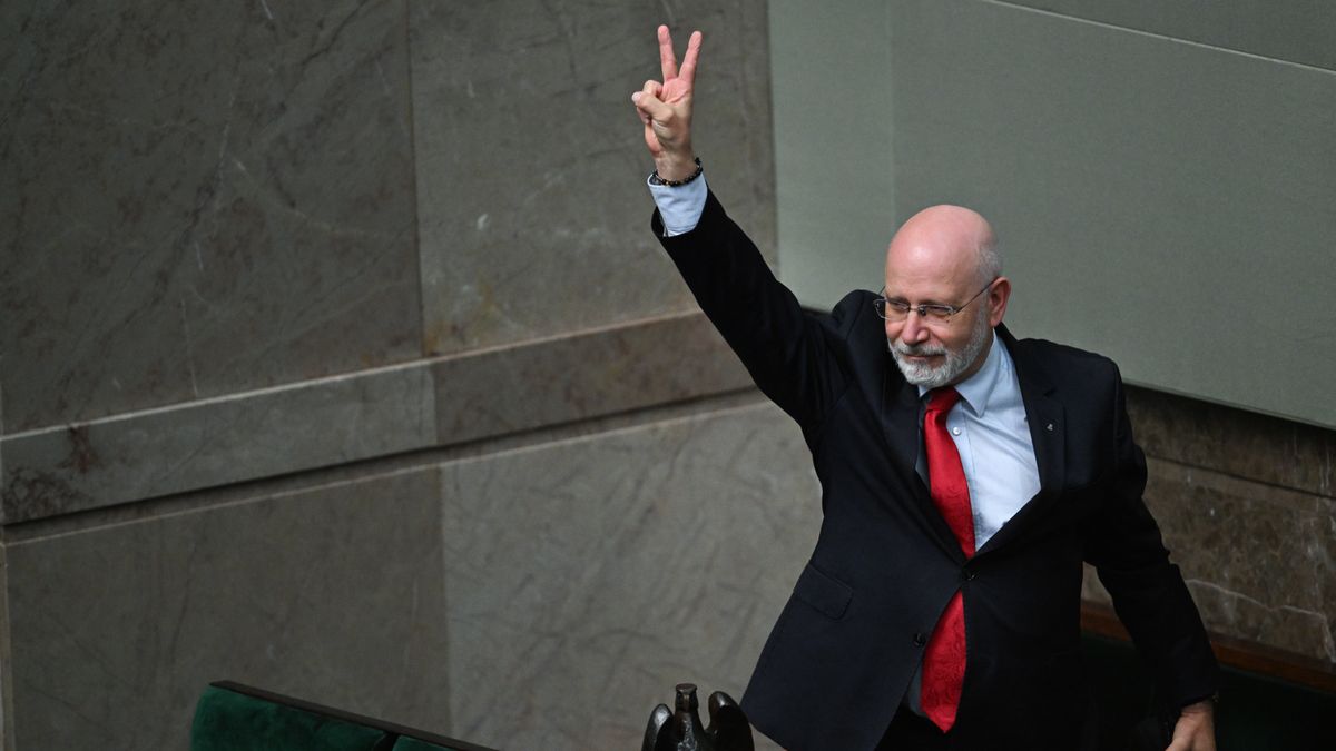 Warszawa, 25.07.2025. Przewodniczący KRRiT Maciej Świrski na sali plenarnej Sejmu w Warszawie w ostatnim dniu posiedzenia, 25 bm. Sejm opowiedział się za postawieniem przewodniczącego Krajowej Rady Radiofonii i Telewizji Macieja Świrskiego przed Trybunałem Stanu. (amb) PAP/Radek Pietruszka