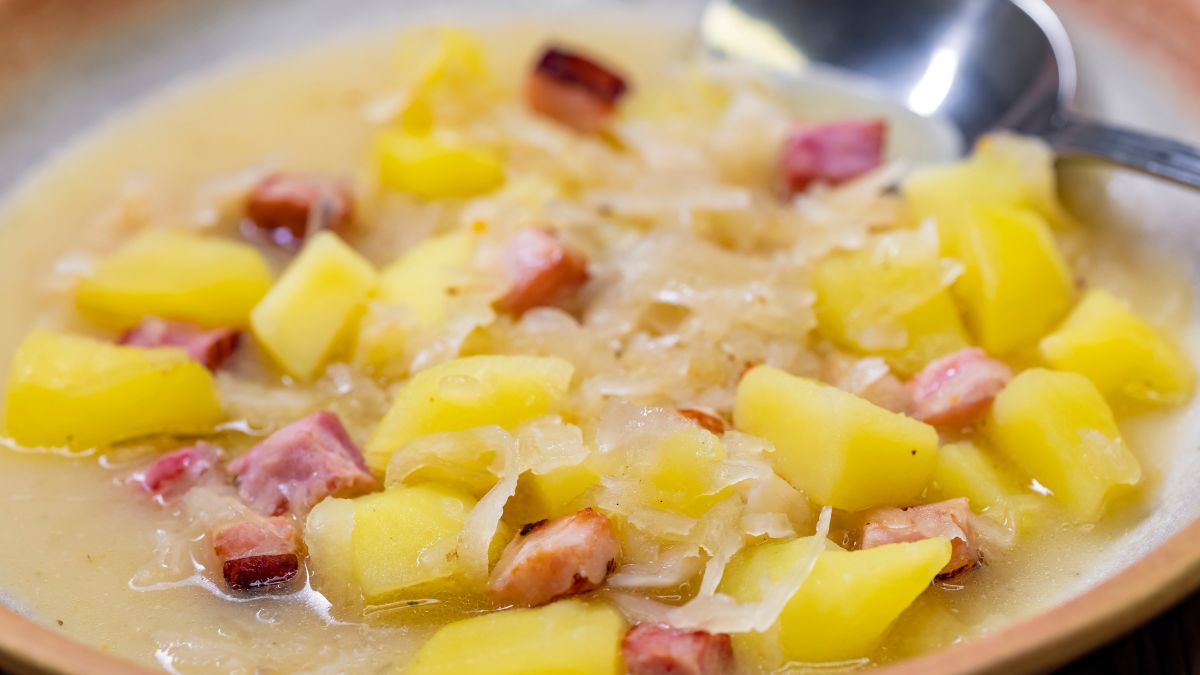 Na Pomorzu kapuśniak robi się z wędzonym boczkiem